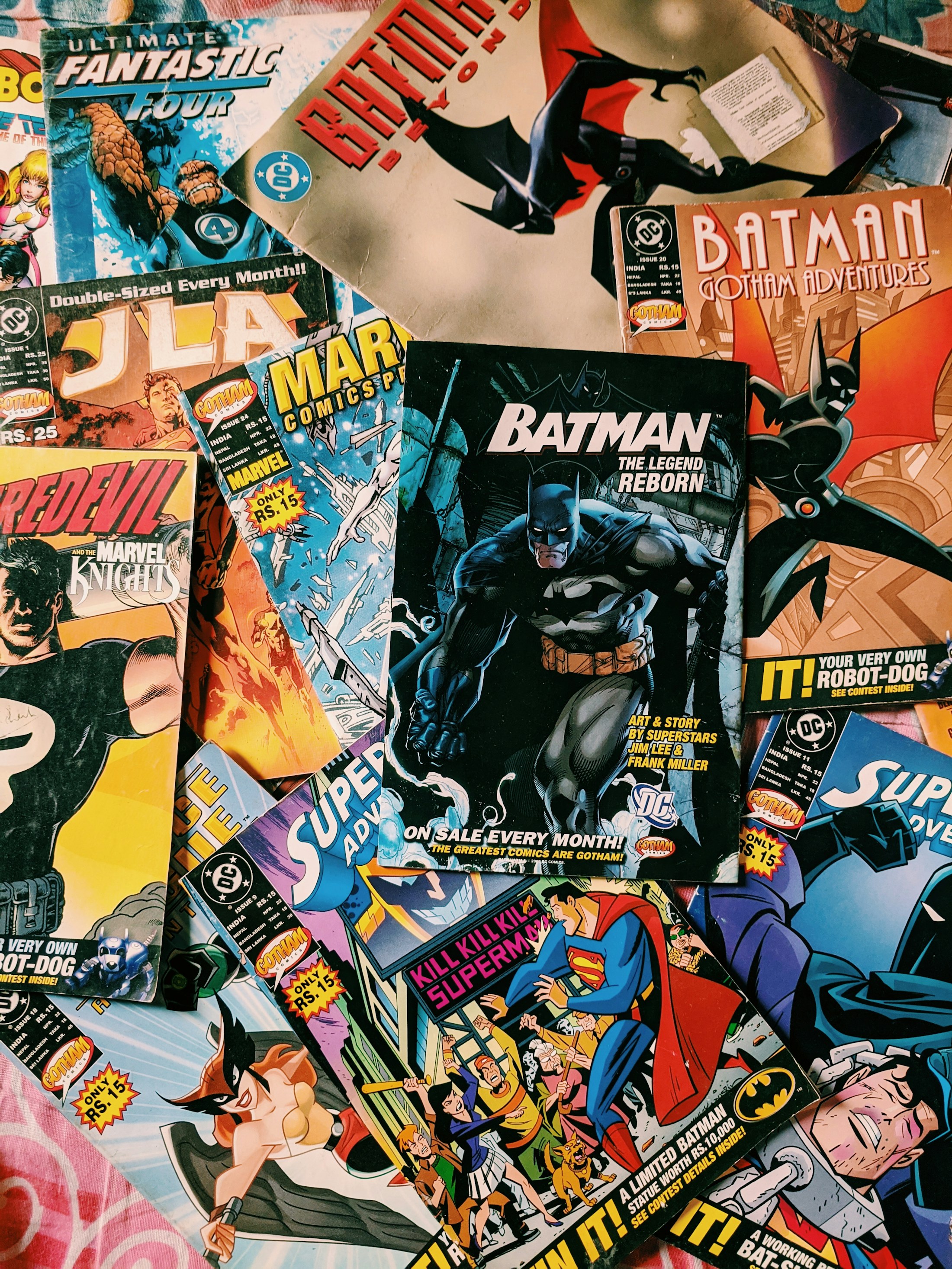 Farverig samling af Marvel- og DC-tegneserier
